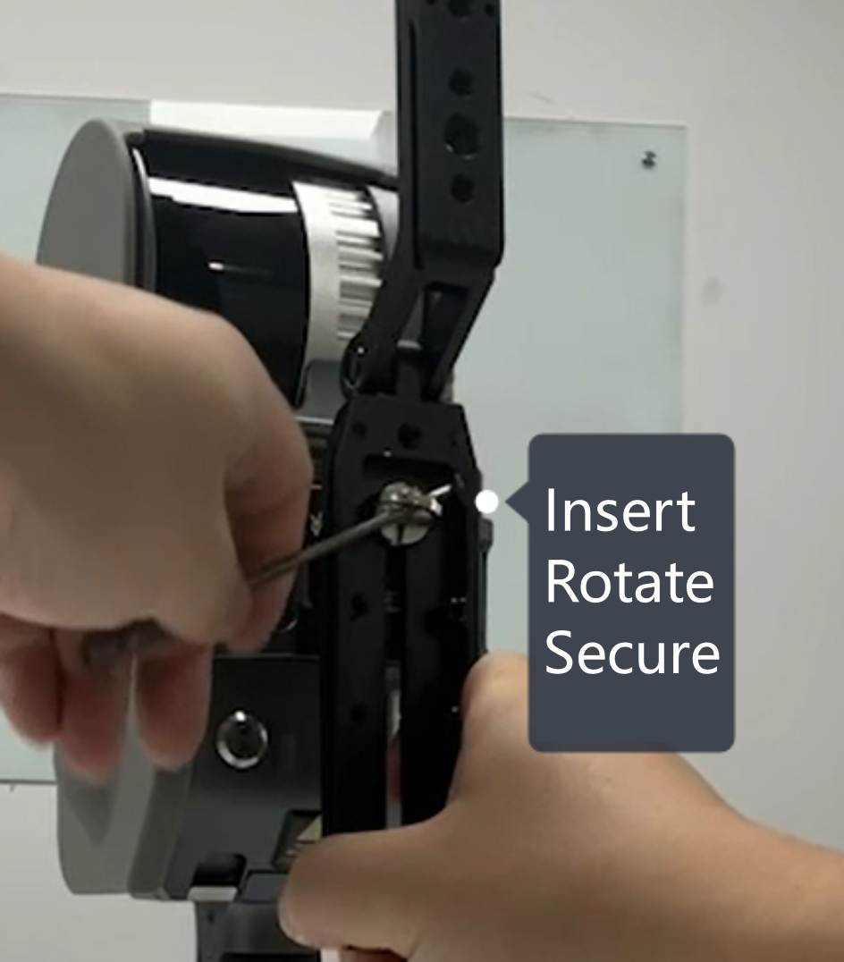 ブラケットのねじに工具を差し込んで回し、補強する