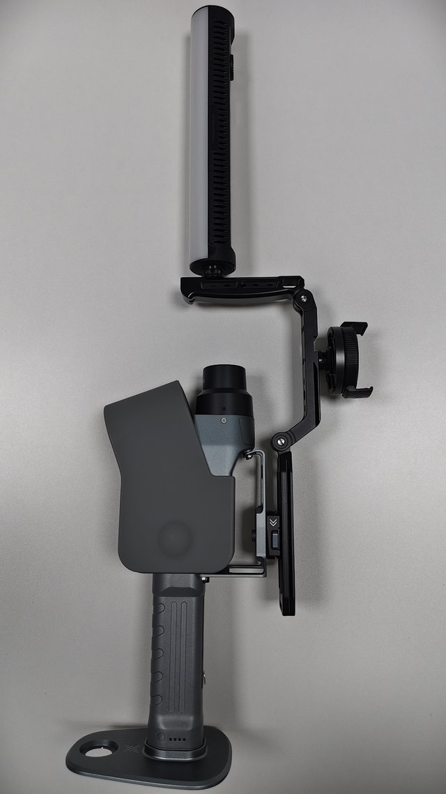 灵光 K2 安装步骤 7:调整手机支架与灯体